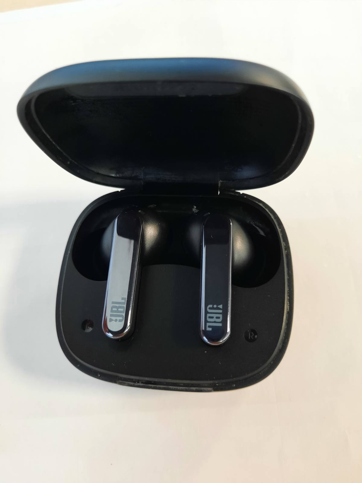 272711 - JBL LIVE PRO 2 TWS – Kufje pa tel, të papërshkueshme nga uji dhe me anulim zhurmash, në të zezë – Kapacitet deri në 40 orë dëgjim