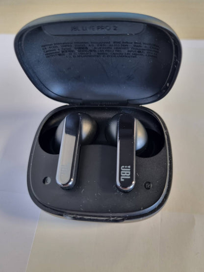 272719 - JBL LIVE PRO 2 TWS – Kufje pa tel, të papërshkueshme nga uji dhe me anulim zhurmash, në të zezë – Kapacitet deri në 40 orë dëgjim