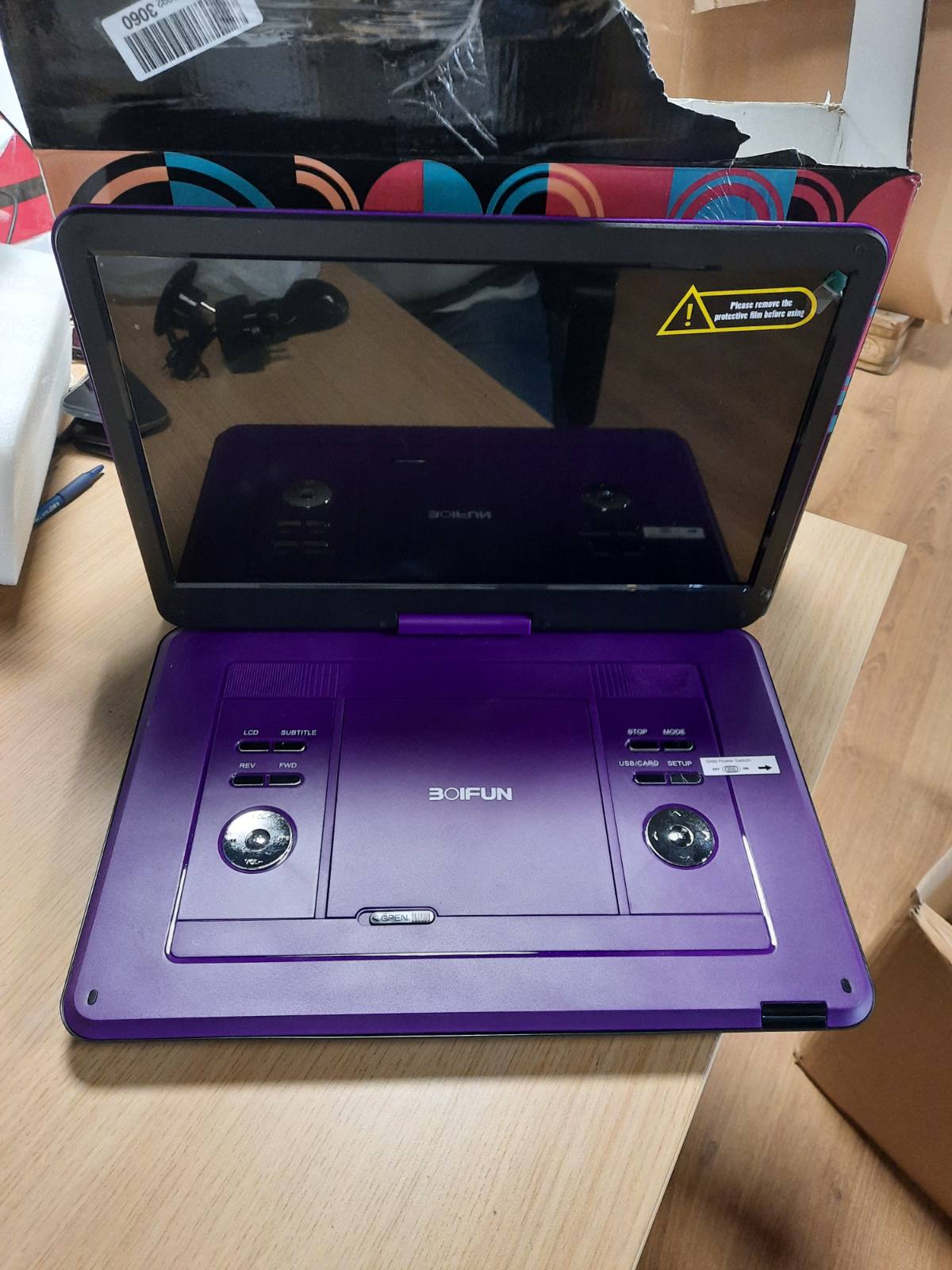 272737 - BOIFUN DVD Player Portativ 17.5" me Ekran HD 15.6", Bateri 6-Orë, Mbështetje USB/Kartë SD/AV, E Zezë (Vjollcë)