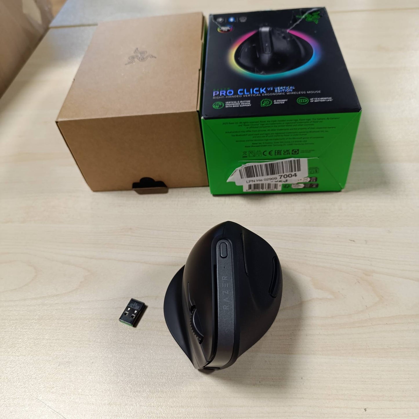 272748 - RAZER: Pro Click V2 Vertical, maus pa tel vertikal ergonomik, sensor optik 30K, jetëgjatësi baterie deri në 9 muaj, e zezë.