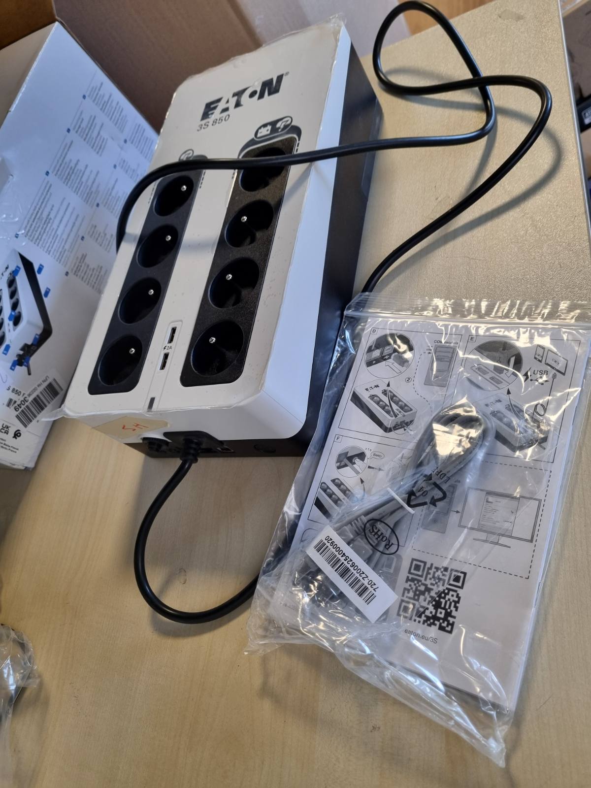 272751 - EATON UPS 3S 850 FR Mbrojtës nga Rryma - 850VA, 8 Priza Franceze, 2 Porta Ngarkimi USB Tipi-A, Ndërfaqe USB, Bardhë e Zi (3S850F)
