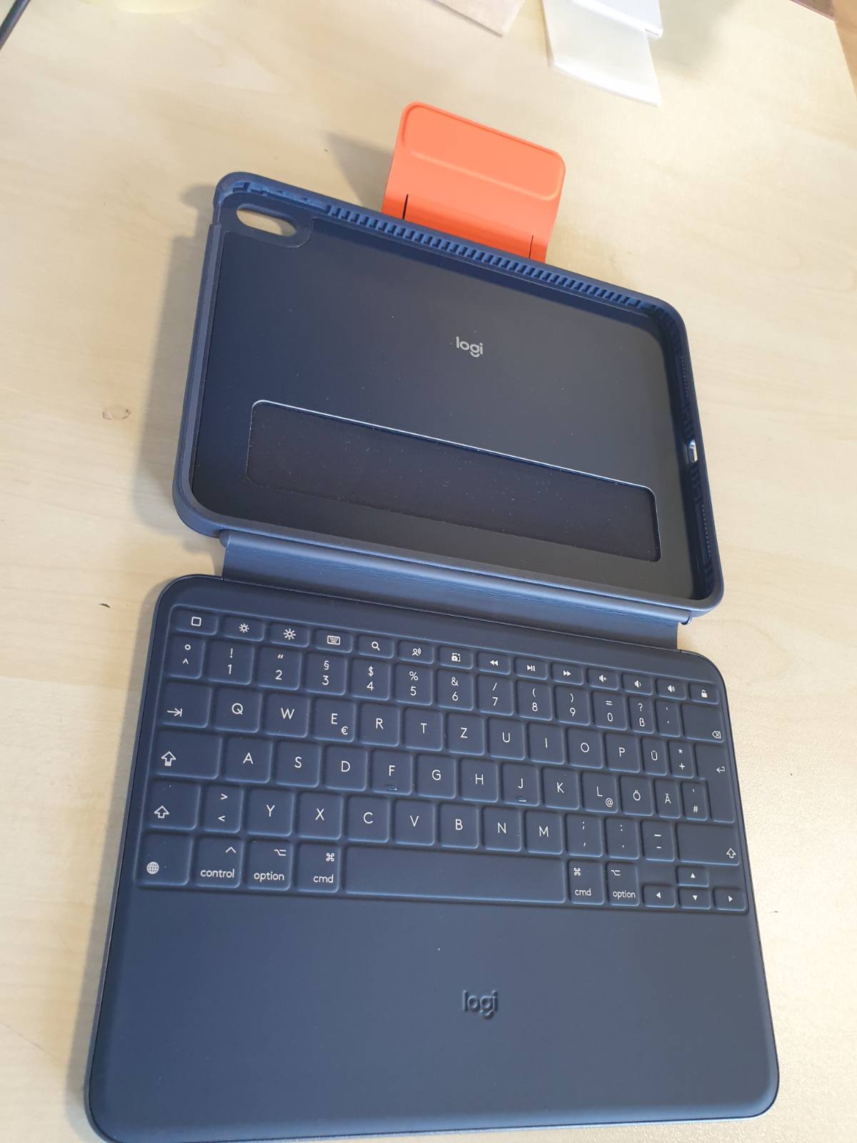 272754 - LOGITECH Rugged Combo 4 për iPad (gjenerata e 10-të dhe A16) – Kuti mbrojtëse me Smart Connector, tastierë e qëndrueshme, rezistente ndaj derdhjeve, QWERTZ - Blu