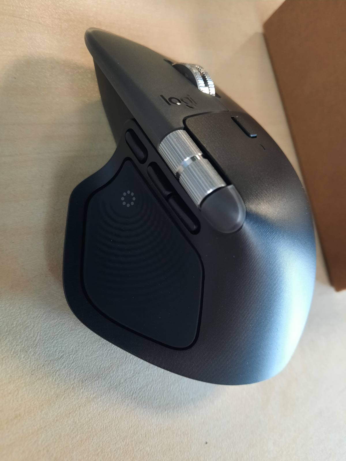 272785 - LOGITECH MX MASTER 4 për Mac, Maus Bluetooth Ergonomik, Lëvizje Hiper e Shpejtë, Karikim USB-C, për macOS, iPadOS, Windows - i Zi