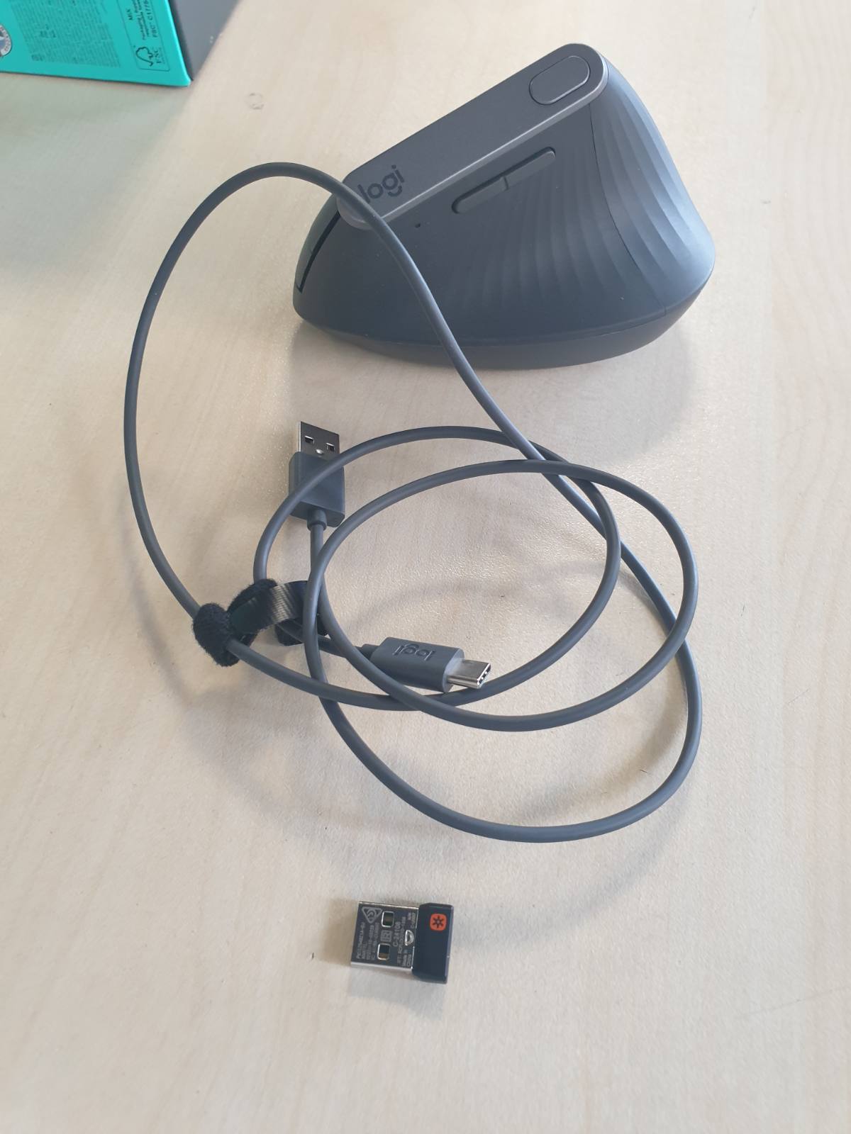 272790 - LOGITECH MX VERTIKAL Maus Ergonomik për Shumë Pajisje, Bluetooth ose 2.4GHz Wireless me USB Unifying, Ndjekje Optike 4K DPI, 4 Butona, Ngarkim i Shpejtë, PC/Mac/iPad - i Zi