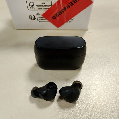 272840 - JABRA ELITE 3 Kufje Bluetooth Aktive në Vesh - Përshtatje e Sigurt Sportive dhe Anulim Aktiv i Zhurmës (ANC) - Kufje pa tel, të papërshkueshme nga uji - me Spotify Tap Playback dhe Google Fast Pair - të Zeza
