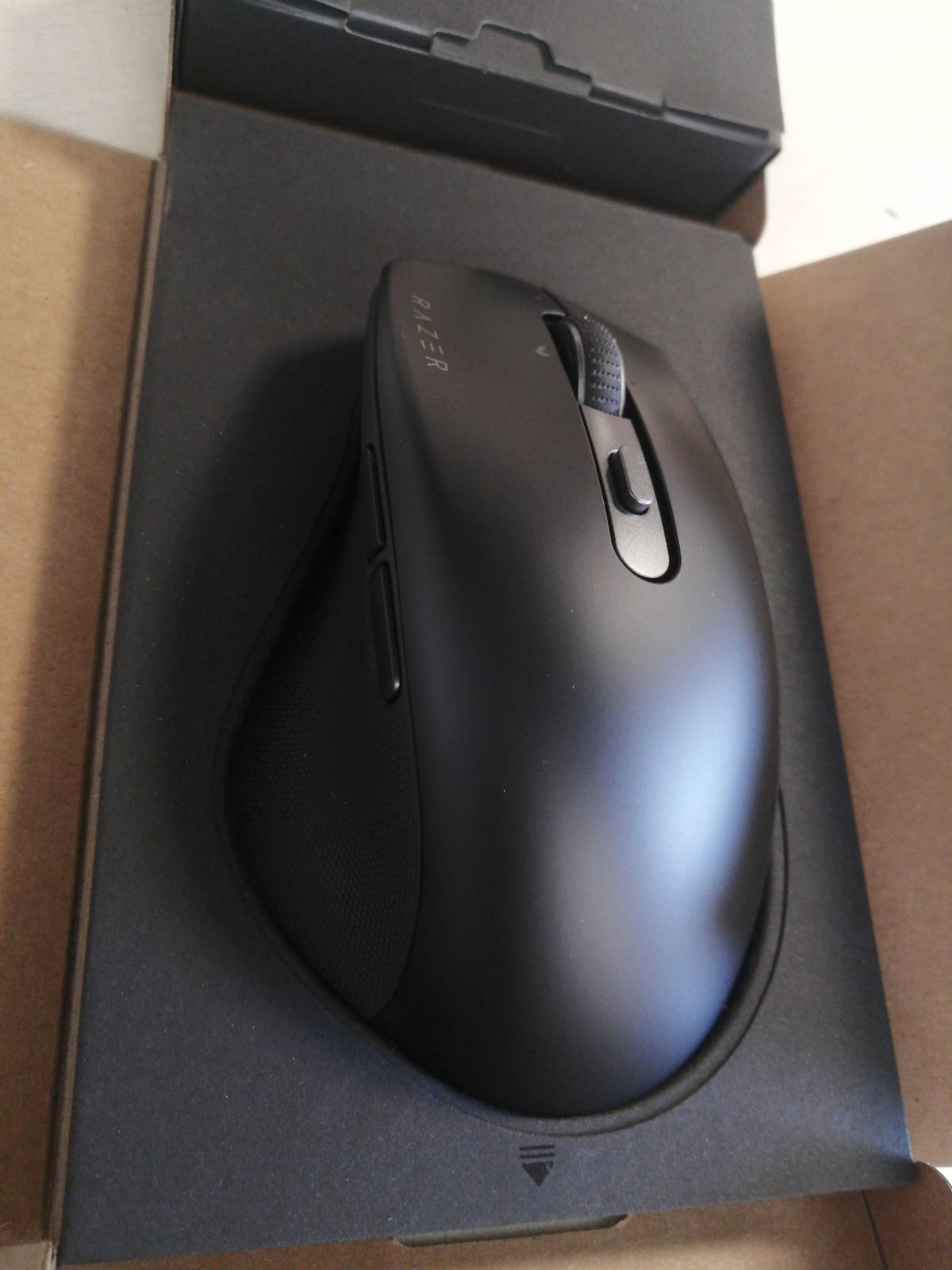 272843 - RAZER PRO CLICK V2 - Maus Ergonomik Pa Tel - Sensor Optik 30K - Jetëgjatësi Baterie 3.5 Muaj (14 Zona Chroma RGB, Rrotë HyperScroll Tilt) - E Zezë
