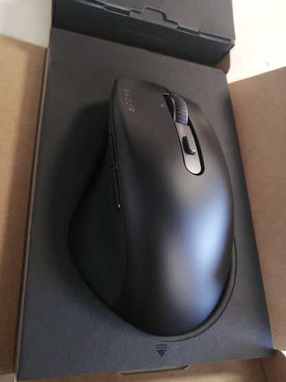 272843 - RAZER PRO CLICK V2 - Maus Ergonomik Pa Tel - Sensor Optik 30K - Jetëgjatësi Baterie 3.5 Muaj (14 Zona Chroma RGB, Rrotë HyperScroll Tilt) - E Zezë
