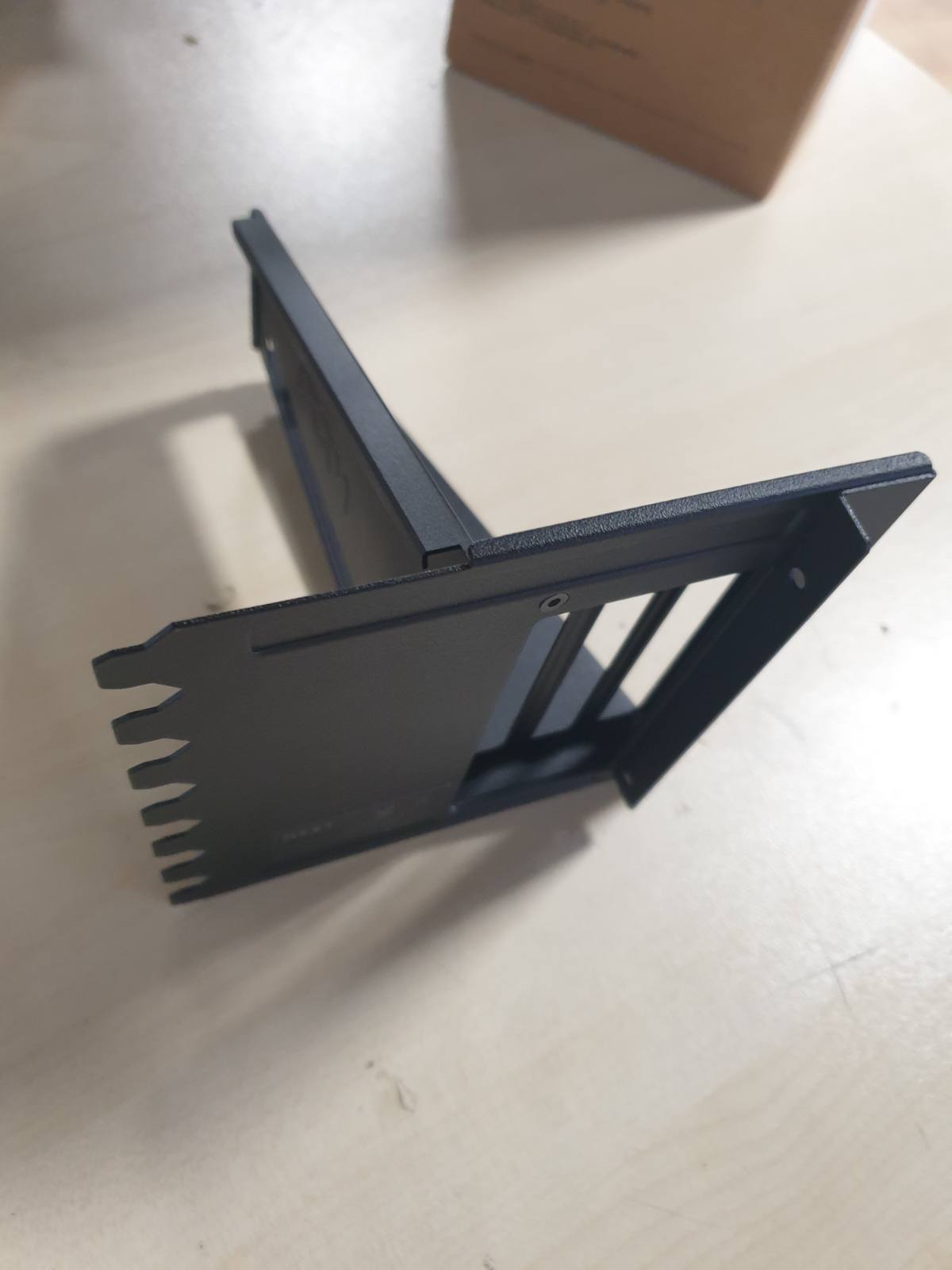 272874 - NZXT Kit Montimi Vertikal i GPU-së AB-RH175-B1 - Kabllo Ngritës 175mm PCIe 4.0x16 - mbështetje GPU - mbështetje çeliku për punë të forta - e zezë