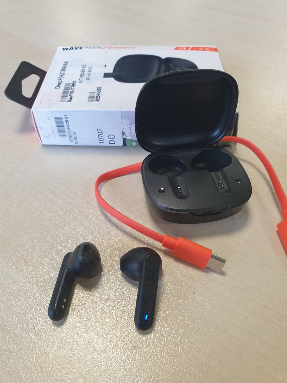 272926 - JBL Wave Flex, Kufje Pa Tel për Në Vesh, Rezistencë ndaj Ujit IP54 dhe IPX2, Teknologji TalkThru dhe AmbientAware, Jetëgjatësi Baterie 32-Orë, E Zezë