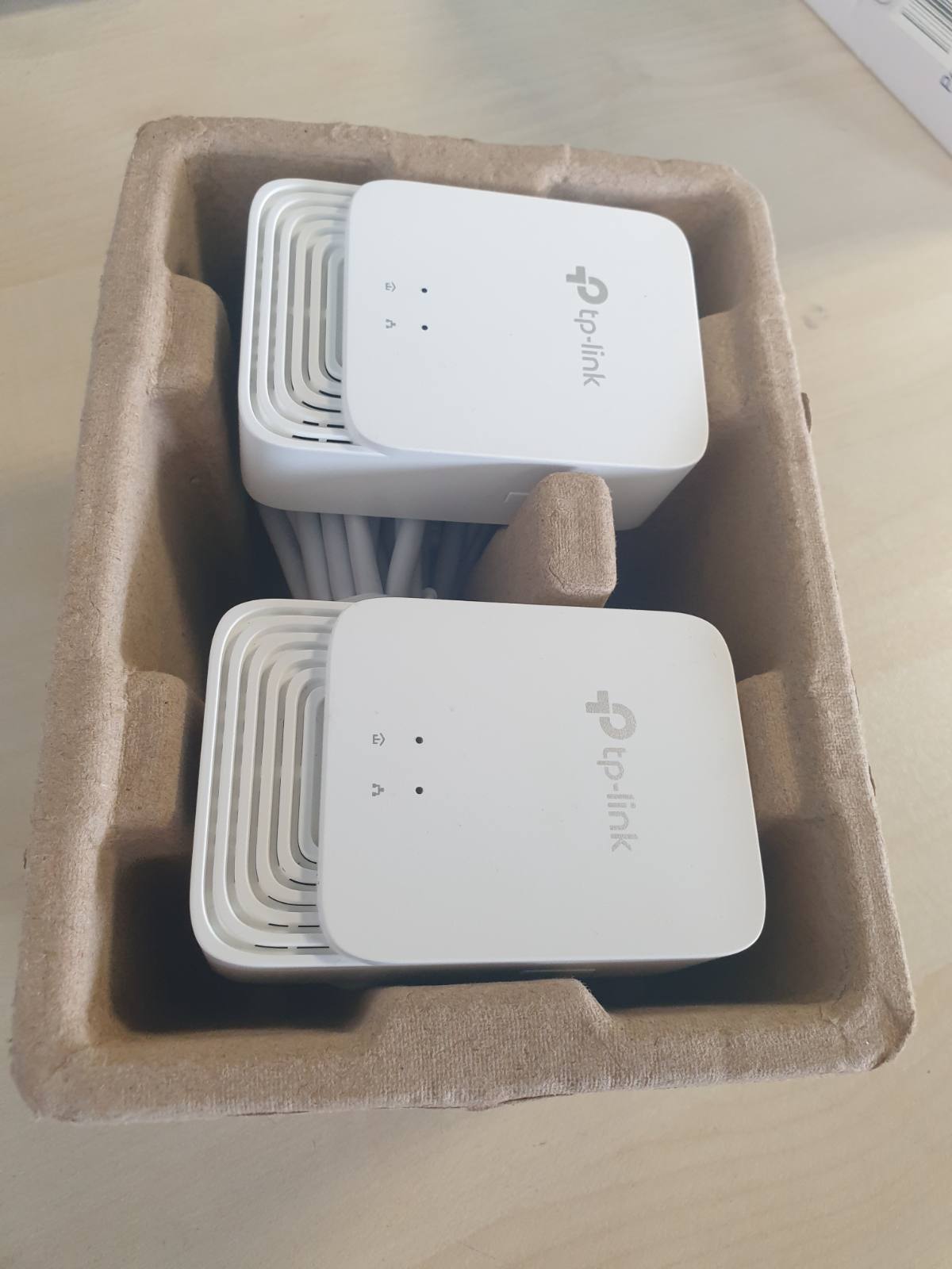 272942 - TP-LINK Adaptues Powerline PG-HN1200 me 1 Portë Gigabit, Pako me 2 - Ideal për të shijuar shërbimin Multi-TV në shtëpi, i pajtueshëm me të gjithë dekoderët, Plug and Play, Modaliteti i kursimit të energjisë, KIT PG1200