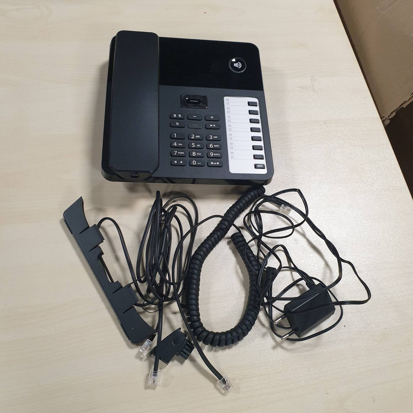 273003 - Gigaset Desk 800A - Telefon me kabllo dhe sekretari sekretarie - ekran LCD me tre rreshta - tast navigimi me 5 drejtime - funksion pa duar - DTMF ose thirrje me puls, i zi [version gjerman]