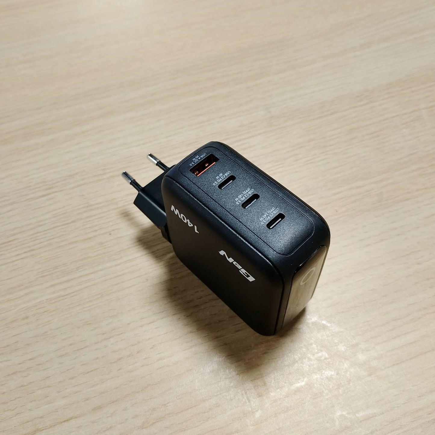 273016 - VERBATIM Karikues Mini GaN 140W me ekran, 4 porta USB-C (3× USB-C & 1× USB-A), karikues i shpejtë për MacBook, laptop, iPad, iPhone 17, Samsung - BE, Mbretëria e Bashkuar, SHBA