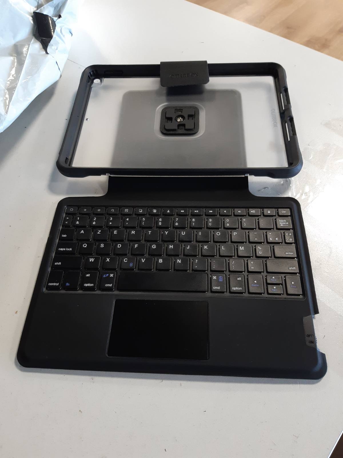 273030 - OTTERBOX MBULESË MBROJTËSE PËR TASTIERË PËR IPAD 10.2 INÇ (GJENERATA E 7-TË/8-TË/9-TË), REZISTENTE NDAJ GODITJEVE, MBROJTJE PËR TASTIERË FRANCEZE, E TESTUAR SIPAS STANDARDEVE USHTARAKE, E ZEZË/TRANSPARENTE