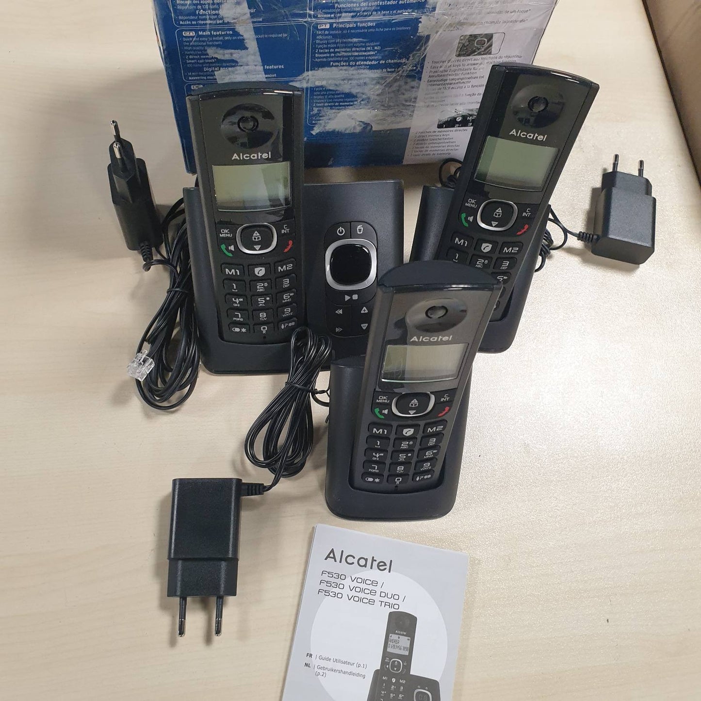 273033 - ALCATEL F530 VOICE TRIO - TELEFON PA TEL DECT ME SEKRETARINË TELEFONIKE - EKRAN I MADH ME NDRICIM NGA PRAPA - ALTOPARLANT - FUNKSION BLLOKIMI THIRRJESH - 2 TASTE THIRRJEE TË SHPEJTA - 3 APARATE - I ZI