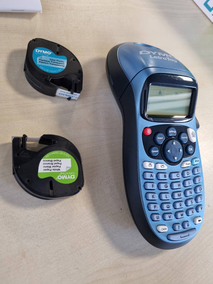 273094 - DYMO Printer Etiketash Dore LetraTag LT-100H | Printer Portativ Etiketash me Tastierë ABC | Përfshin Etiketa Letre, Etiketa Plastike të Bardha dhe Transparente | Ideale për Zyrë dhe Shtëpi