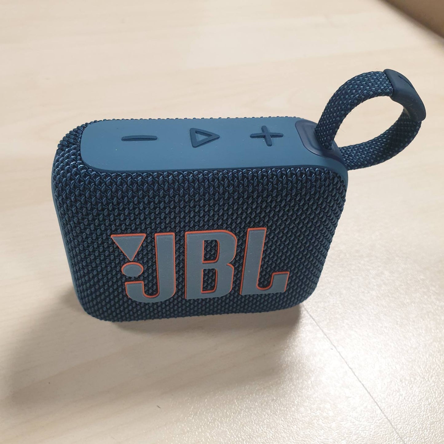 273148 - JBL GO 4 Altoparlant Ultra Portativ Bluetooth, Tingull JBL Pro, Bas i Fuqishëm, Jetëgjatësi Baterie 7-Orë, IP67 Rezistencë ndaj Ujit dhe Pluhurit, Blu