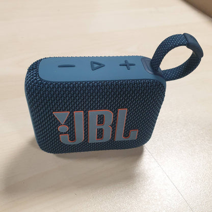 273148 - JBL GO 4 Altoparlant Ultra Portativ Bluetooth, Tingull JBL Pro, Bas i Fuqishëm, Jetëgjatësi Baterie 7-Orë, IP67 Rezistencë ndaj Ujit dhe Pluhurit, Blu