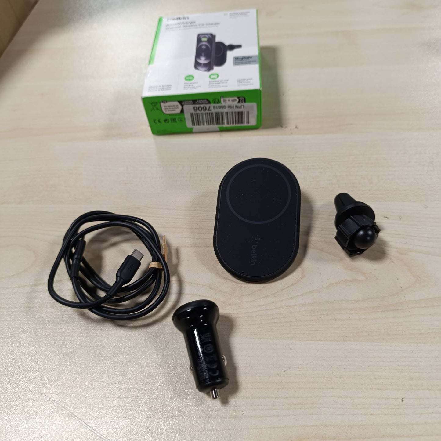 273155 - BELKIN Mbajtëse magnetike për makinë BoostCharge pa tel, për telefonin e makinës, e pajtueshme me MagSafe, për iPhone 17, 16, 15, 14, 13 Pro, Max, Plus, mini (kabllo dhe karikues të përfshirë)
