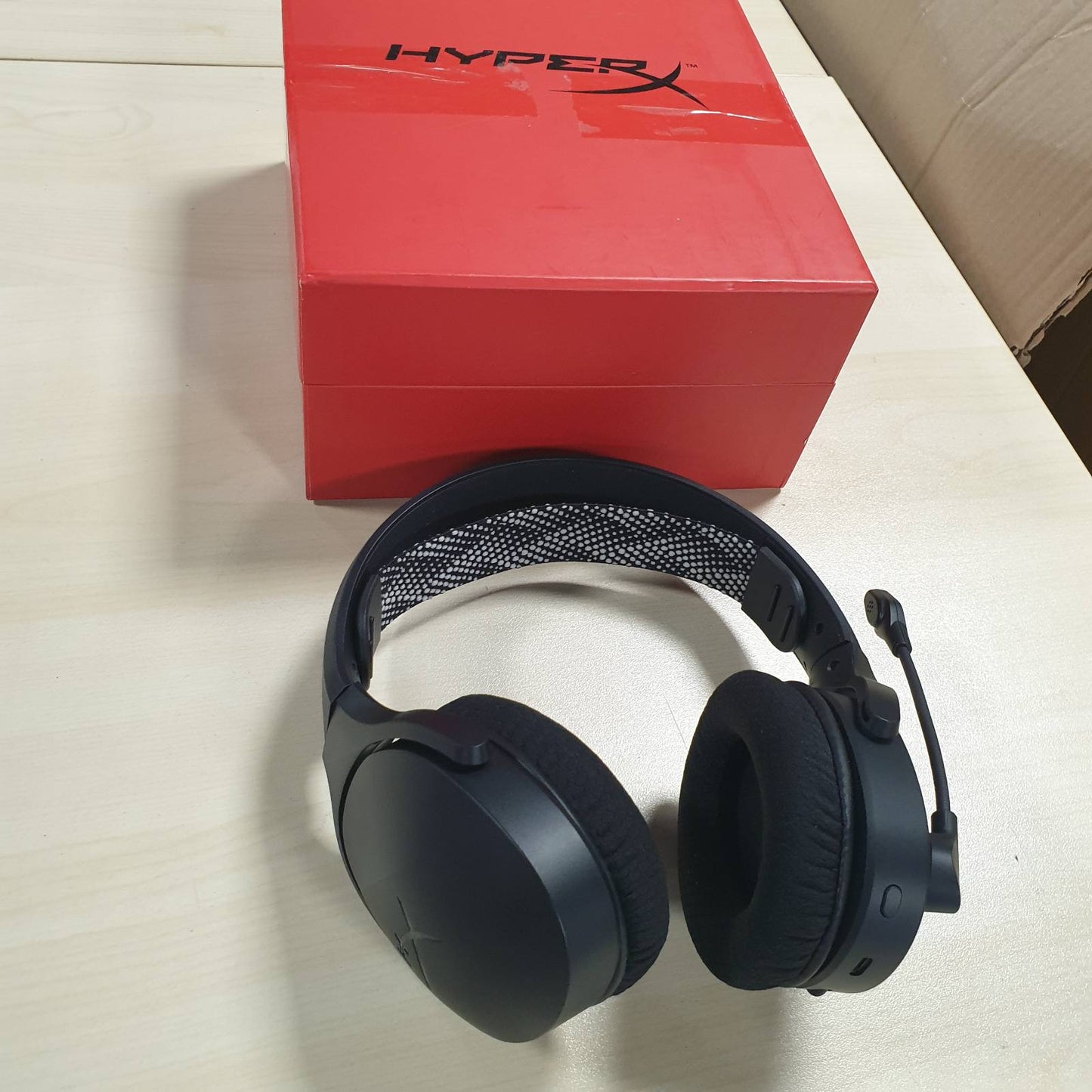 273167 - HYPERX CLOUD JET - Kufje Lojërash pa tel - 2.4 GHz dhe Bluetooth - Kompatibilitet: PC, Mac, PS5, PS4, Celular - Drajverë 40 mm - Jetëgjatësi Baterie 25 Orë - Mikrofon i Rrotullueshëm për Heshtje - Dizajn i Lehtë - i Zi