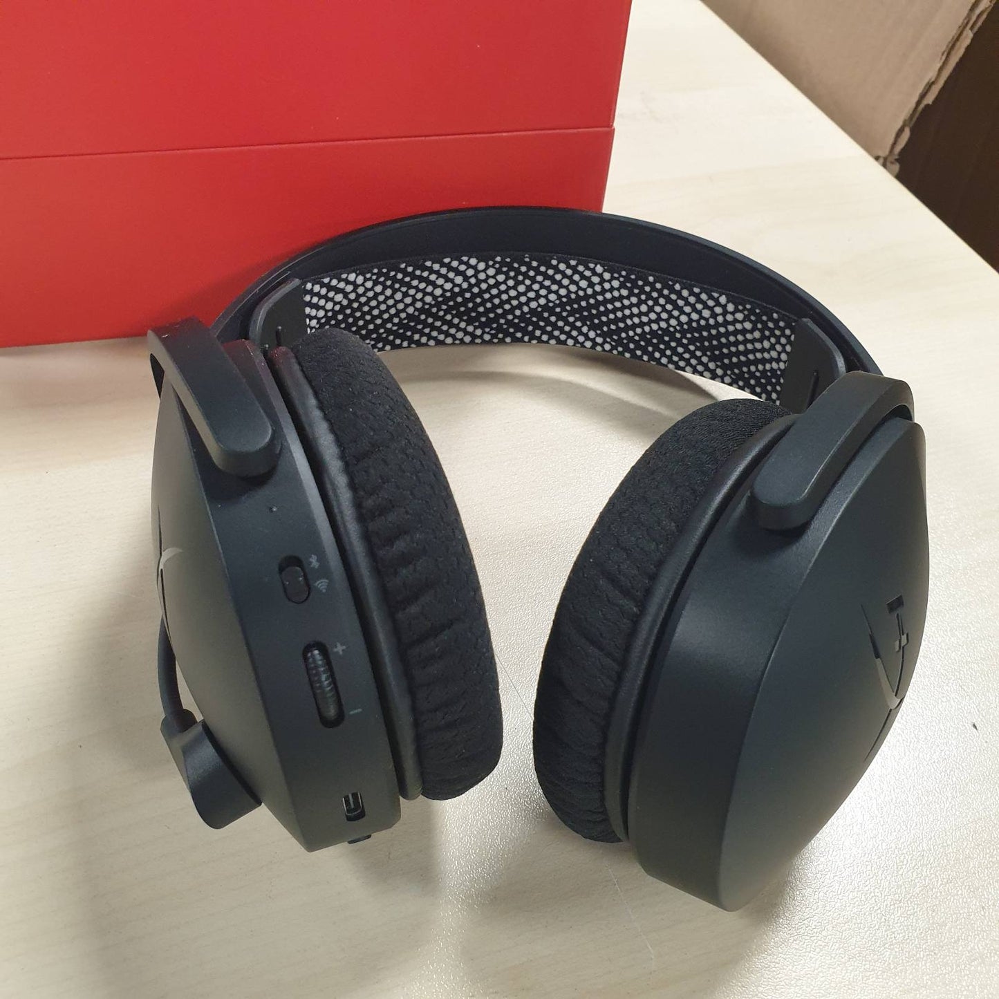 273167 - HYPERX CLOUD JET - Kufje Lojërash pa tel - 2.4 GHz dhe Bluetooth - Kompatibilitet: PC, Mac, PS5, PS4, Celular - Drajverë 40 mm - Jetëgjatësi Baterie 25 Orë - Mikrofon i Rrotullueshëm për Heshtje - Dizajn i Lehtë - i Zi