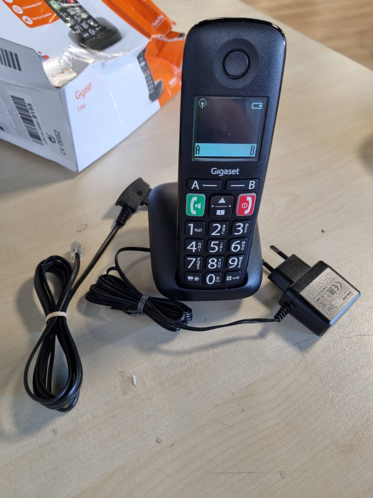 273211 - Gigaset E290 - Telefon pa tel për të moshuarit pa sekretarinë telefonike, me butona të mëdhenj - Butona për thirrje të shpejtë, funksion përforcues për dëgjim ekstra me zë të lartë, i zi [versioni gjerman]