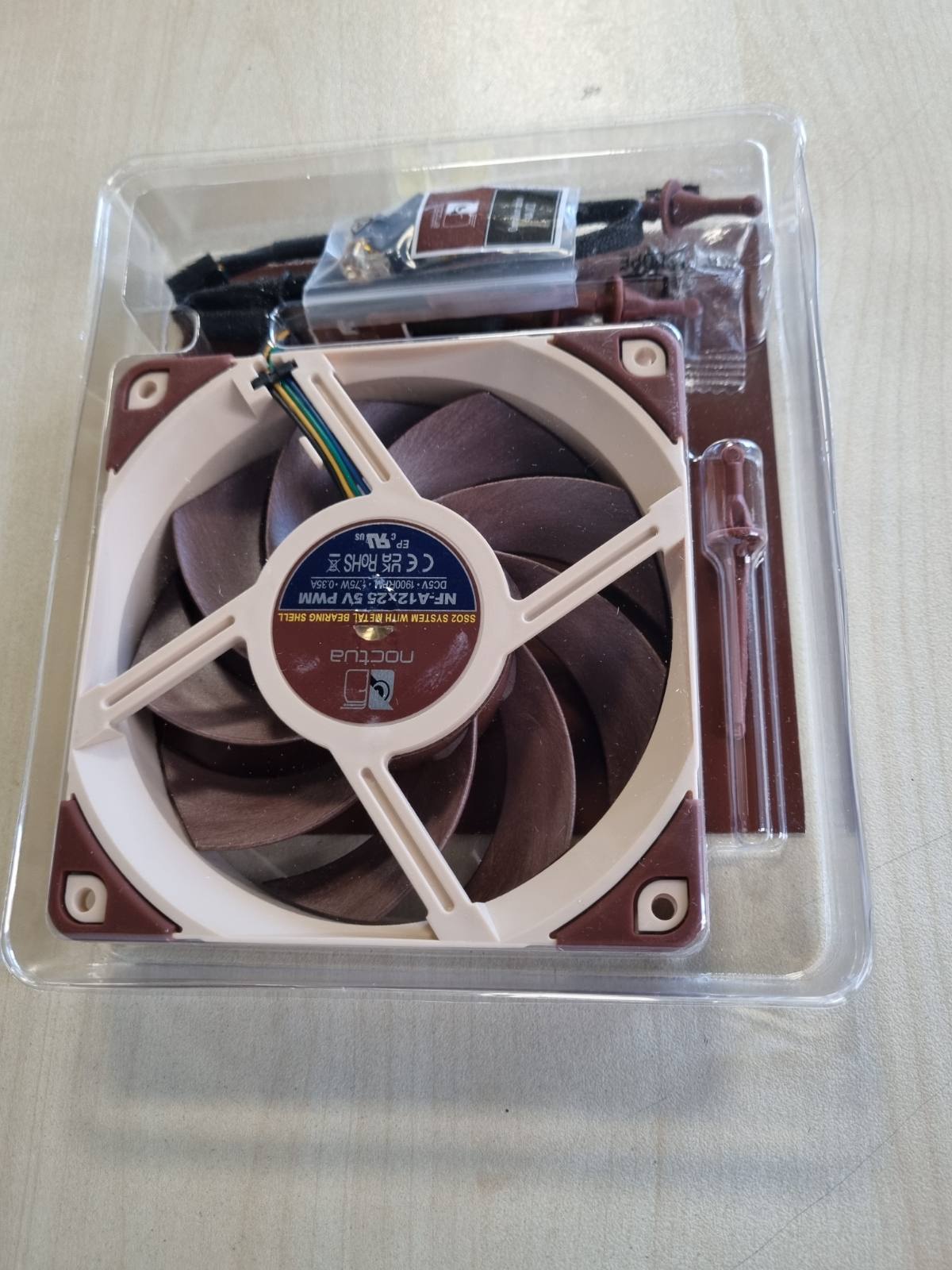 273214 - Noctua NF-A12x25 5V PWM, Ventilator Premium i Qetë me Kabllo Përshtatësi Energjie USB, 4-Key, Versioni 5V (120 mm, Kafe)