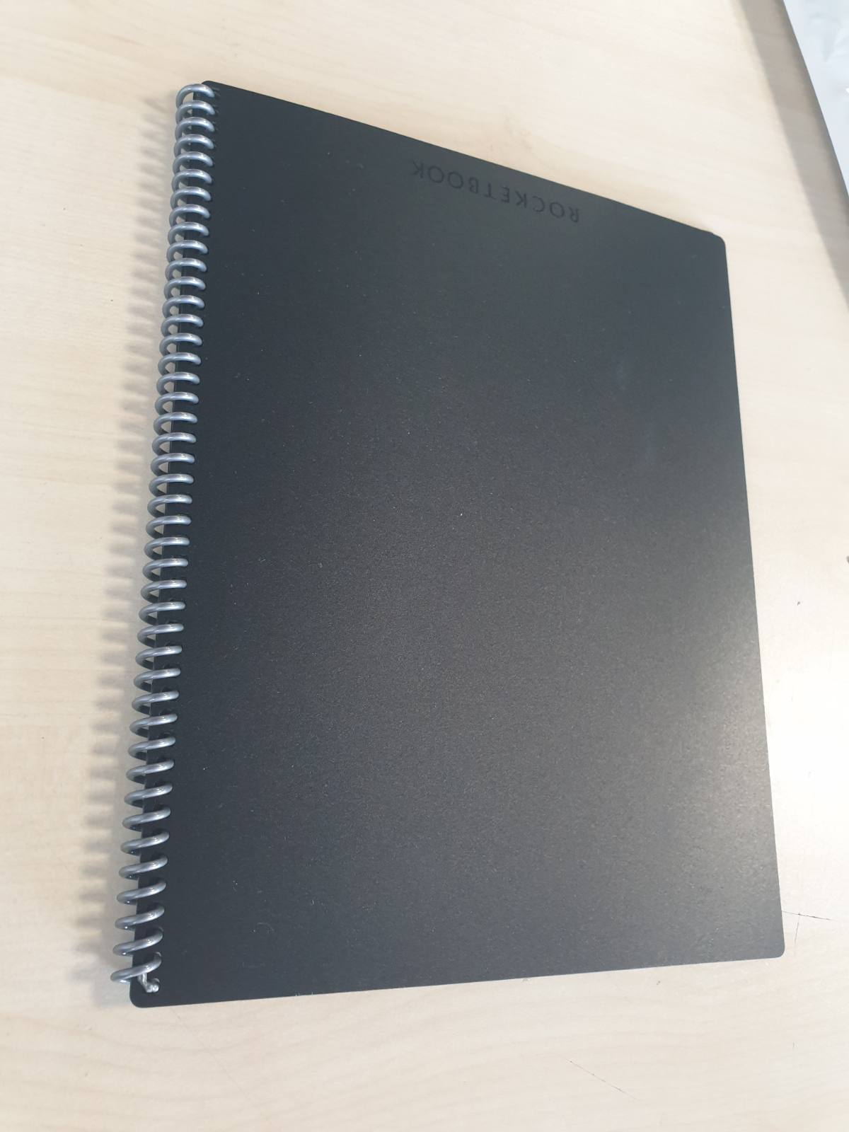 273218 - ROCKETBOOK Fletore spirale e ripërdorshme Core, Madhësia 21 cm x 29.7 cm, e zezë me pika, e lidhur me aplikacionin, e fshishme, mbulesë e qëndrueshme