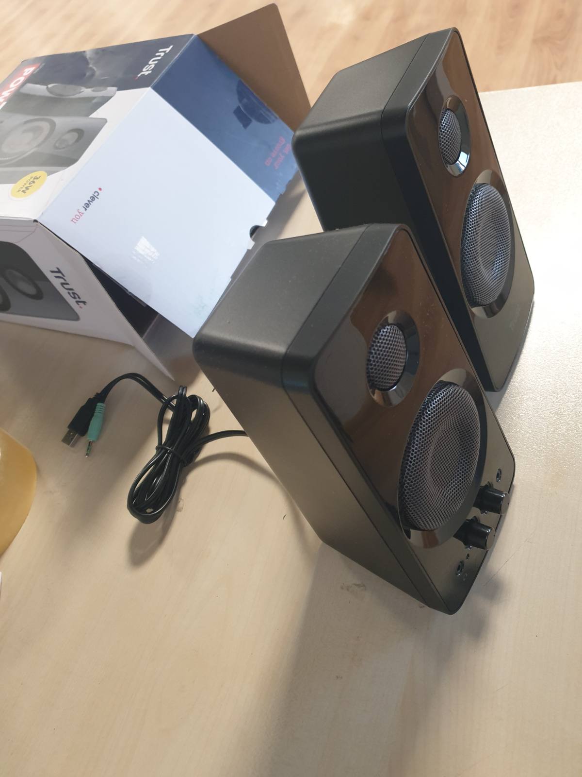 273244 - Trust Set altoparlantësh Tytan 2.0, 36 W (18 W RMS), Altoparlantë kompjuteri, Kontroll volumin dhe basët, Prizë kufjesh, Altoparlantë me energji USB
