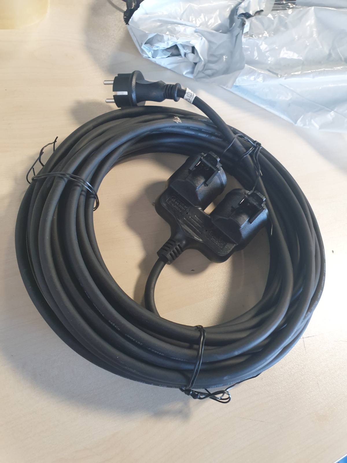 273279 - EMOS Kabllo Zgjatues IP44, 15m, 2 Priza Schuko, I papërshkueshëm nga uji, 230 V, 16 A, 3680 W, Izolim Gome, H05RR-F3G 1.5 mm², Për Përdorim të Jashtëm, e Zezë
