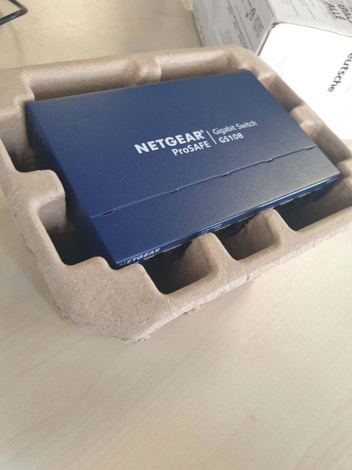 273299 - NETGEAR Ndërprerës LAN NETGEAR GS108GE, Ndërprerës Rrjeti me 8 Porta (Ndarës LAN Gigabit Switch Plug-and-Play, Shpërndarës LAN, Qendër Ethernet, Strehë Metalike pa Ventilator, ProSAFE), Blu