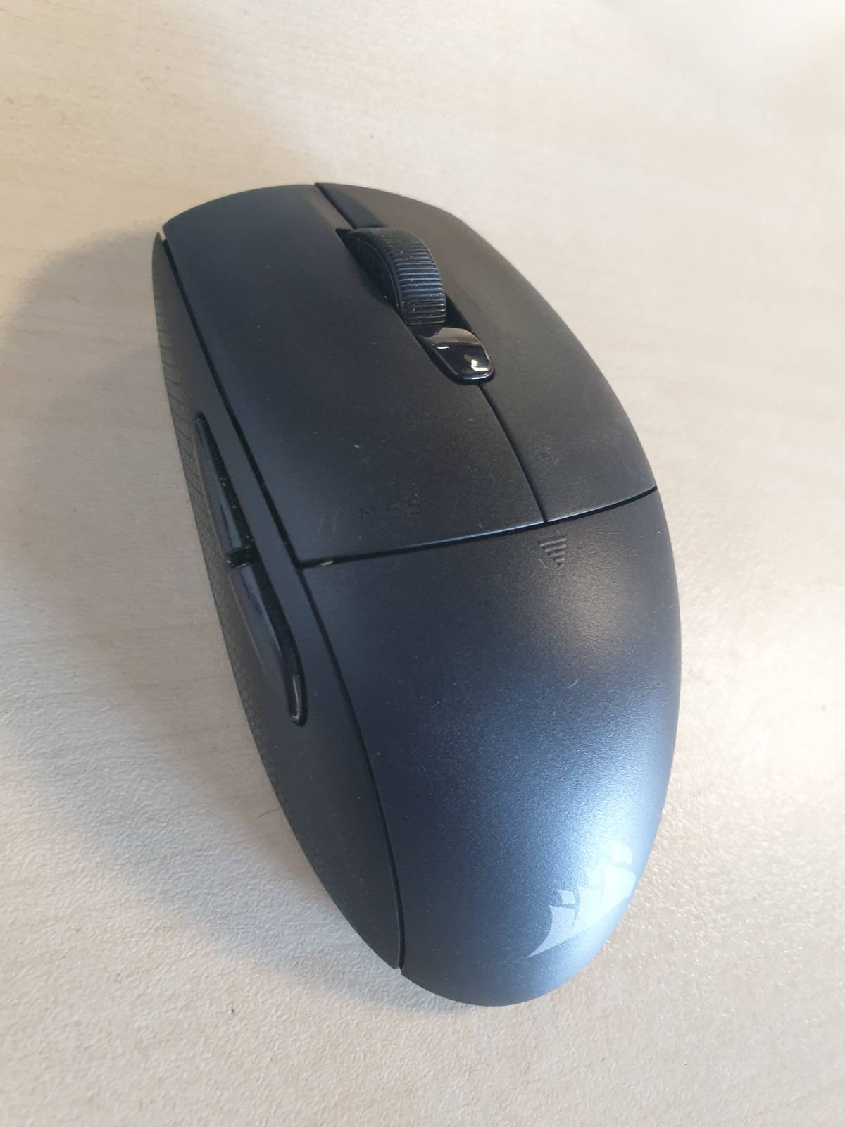 273356 - CORSAIR - Maus për lojëra M55 pa tel, 2.4 GHz dhe Bluetooth, 24,000 DPI, jetëgjatësi e gjatë e baterisë, gjashtë butona të programueshëm, doreza anësore me teksturë, e zezë