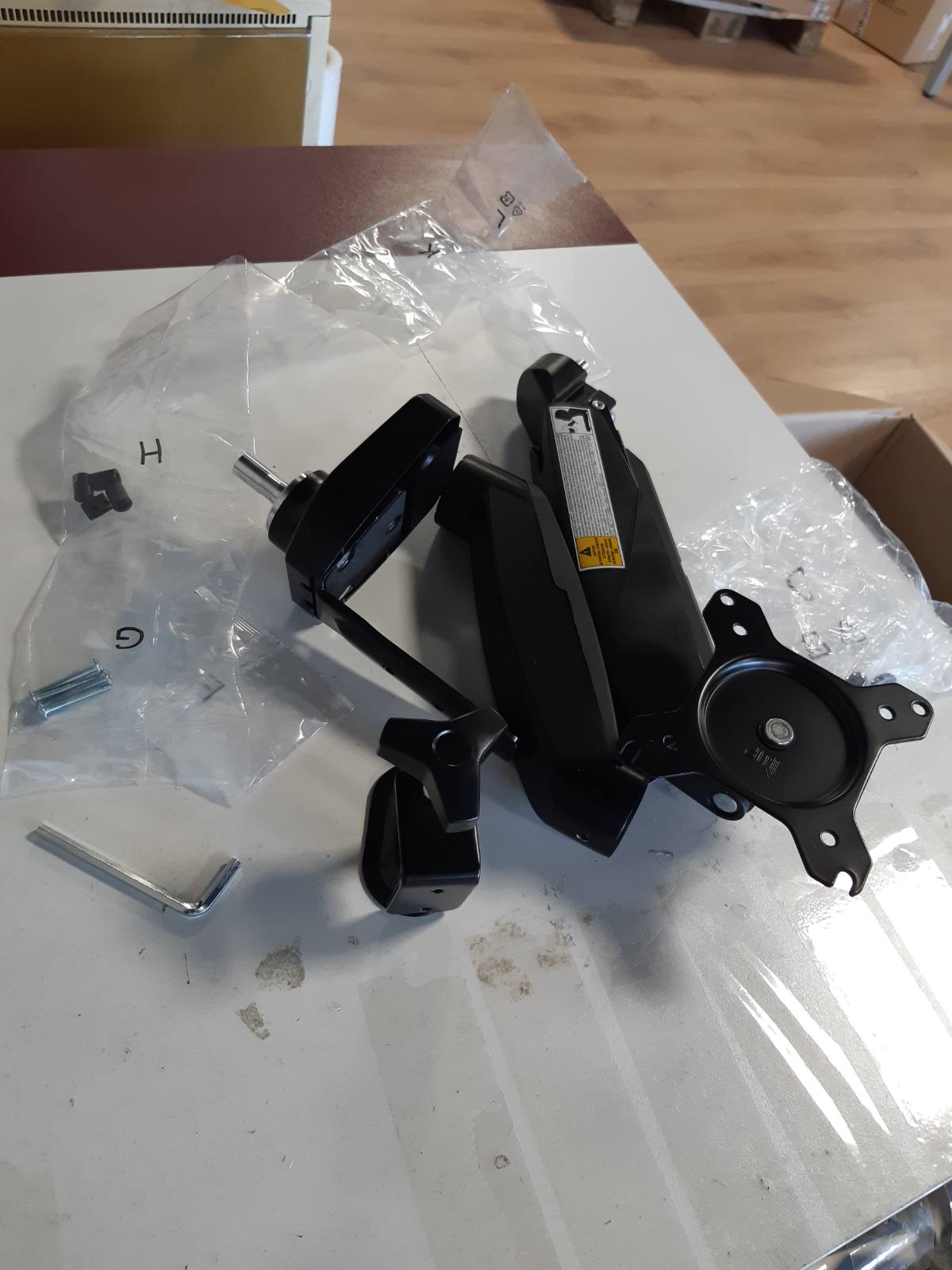 273366 - AMAZON BASICS - Mbështetëse për tavolinë për monitor kompjuteri, krah monitori me sustë gazi, e rregullueshme, për monitorë deri në 27 inç (68.6 cm), e zezë