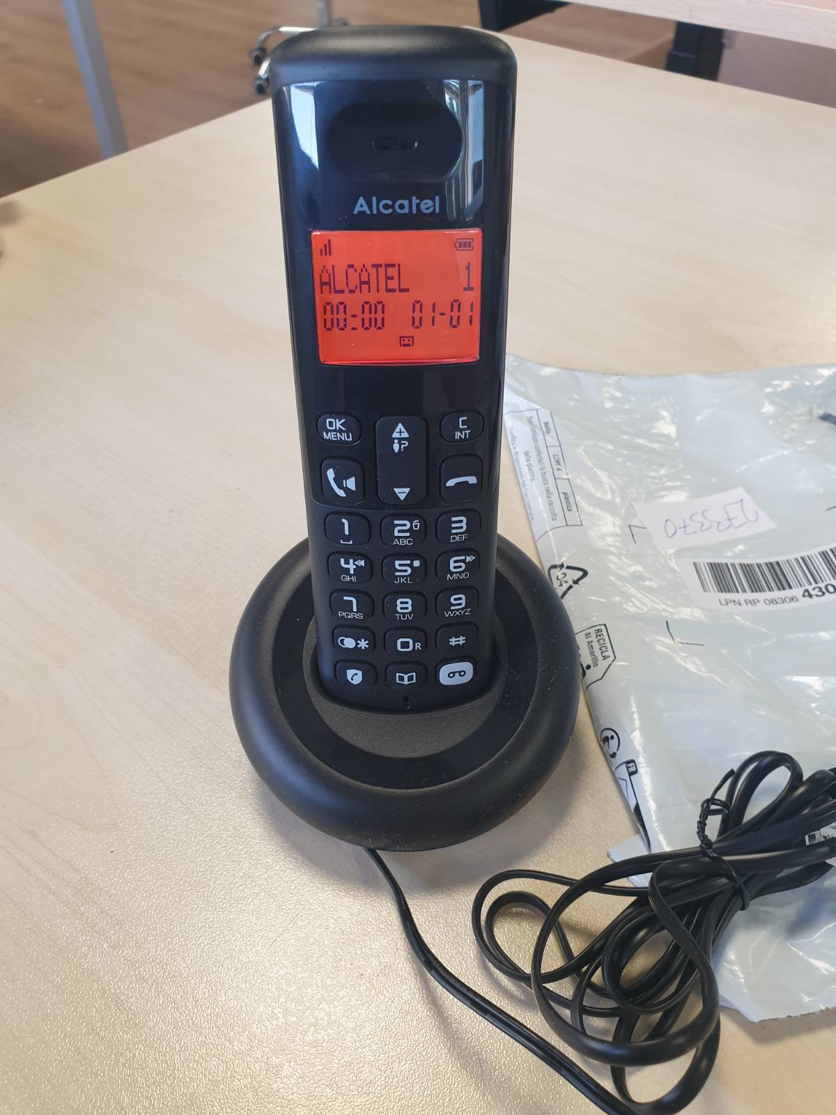 273370 - ALCATEL - E260 S. Voice - Telefon pa tel DECT me sekretarinë telefonike, dizajn kompakt, ekran i madh me ndriçim nga prapa, pa duar, funksion bllokimi thirrjesh, i zi