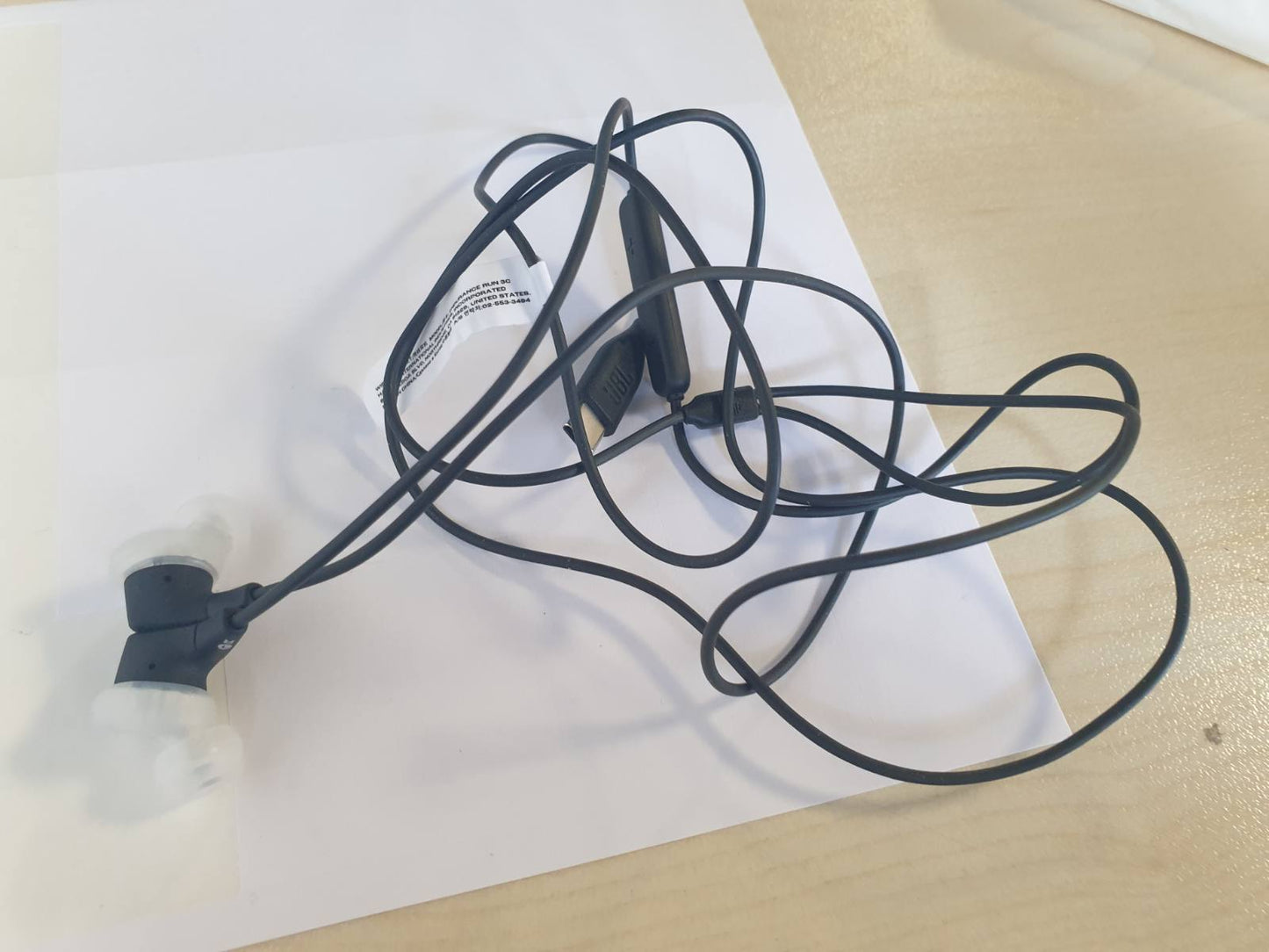 273399 - JBL KUFJE SPORTIVE me tela Endurance Run 3, teknologji FlipHook & TwistLock, rezistente ndaj pluhurit dhe ujit IP65, tingull me bas të pastër JBL, mikrofon i integruar dhe në distancë, USB-C, e zezë/gri