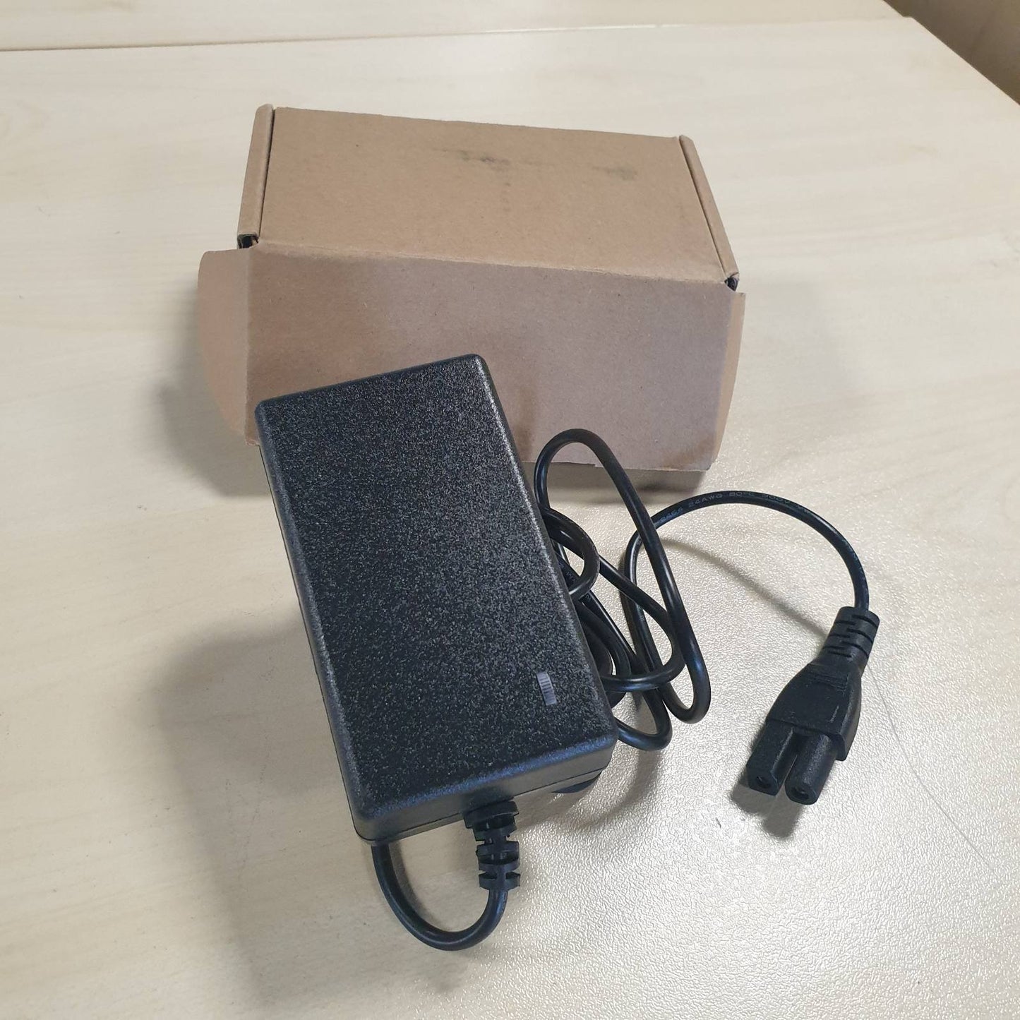 273404 - KARIKUES 16.8V i pajtueshëm me pastruesin robot të pishinës pa tel Aiper Scuba S1/E1, me bateri Li-ion 14.4V, Adaptor 33.6W