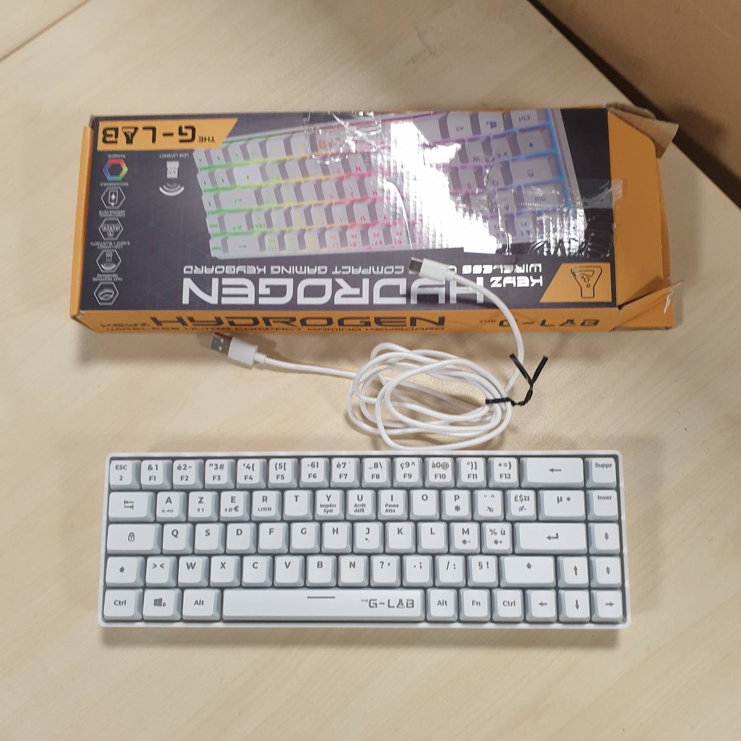 273406 - G-LAB Tastierë Hydrogen WL - Pa Tel, 60% Gjysmë-Mekanike, AZERTY, RGB Shumëngjyrëshe, Format Kompakt TKL - PC/PS4/PS5 - E Re (E Bardhë)