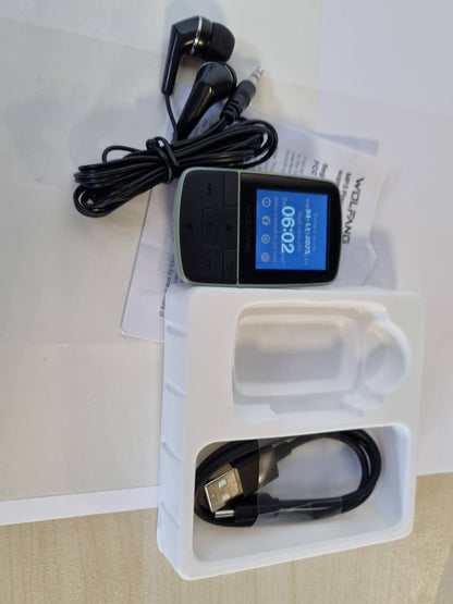 273423 - WOLFANG MP3 player me Bluetooth 5.2, kapëse sportive, madhësi mini, peshë 28.3 g, radio HiF FM, regjistrues zëri, kufje të përfshira, jeshile ushtarake