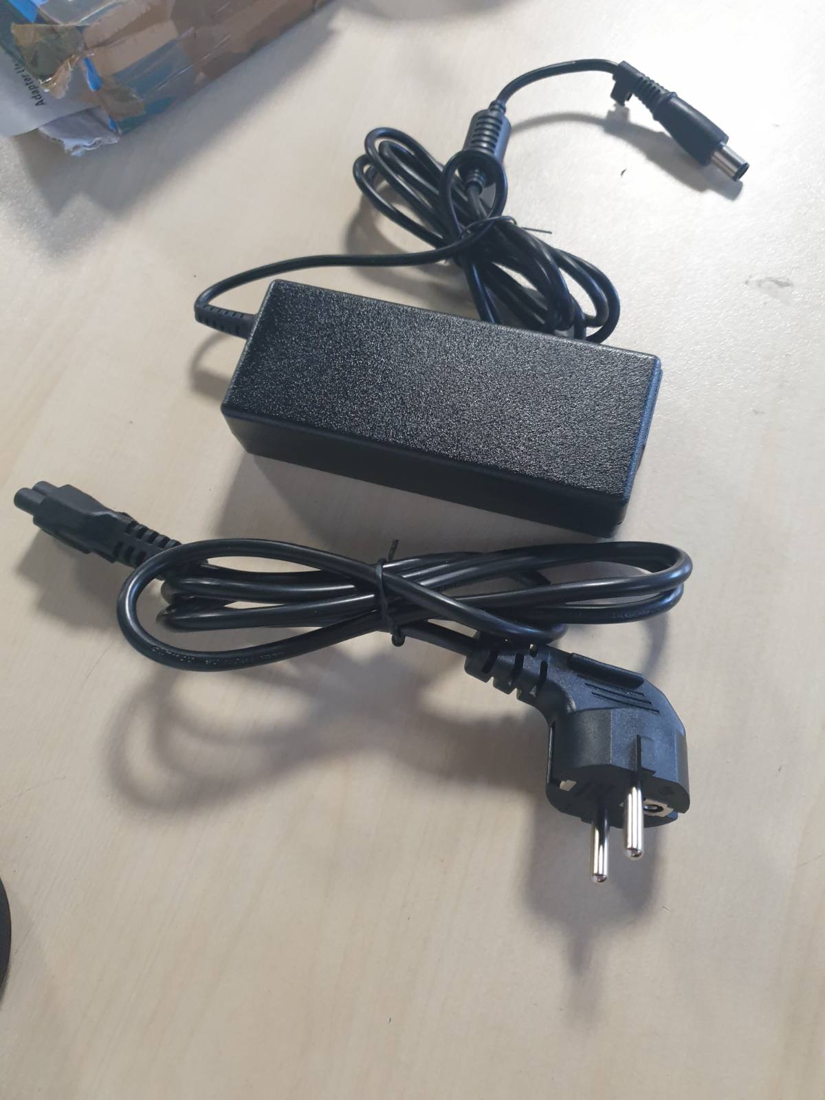 273427 - DTK Furnizim me energji për laptop 19V 4.74A 90W, lidhësi 7.4 x 5.0 mm