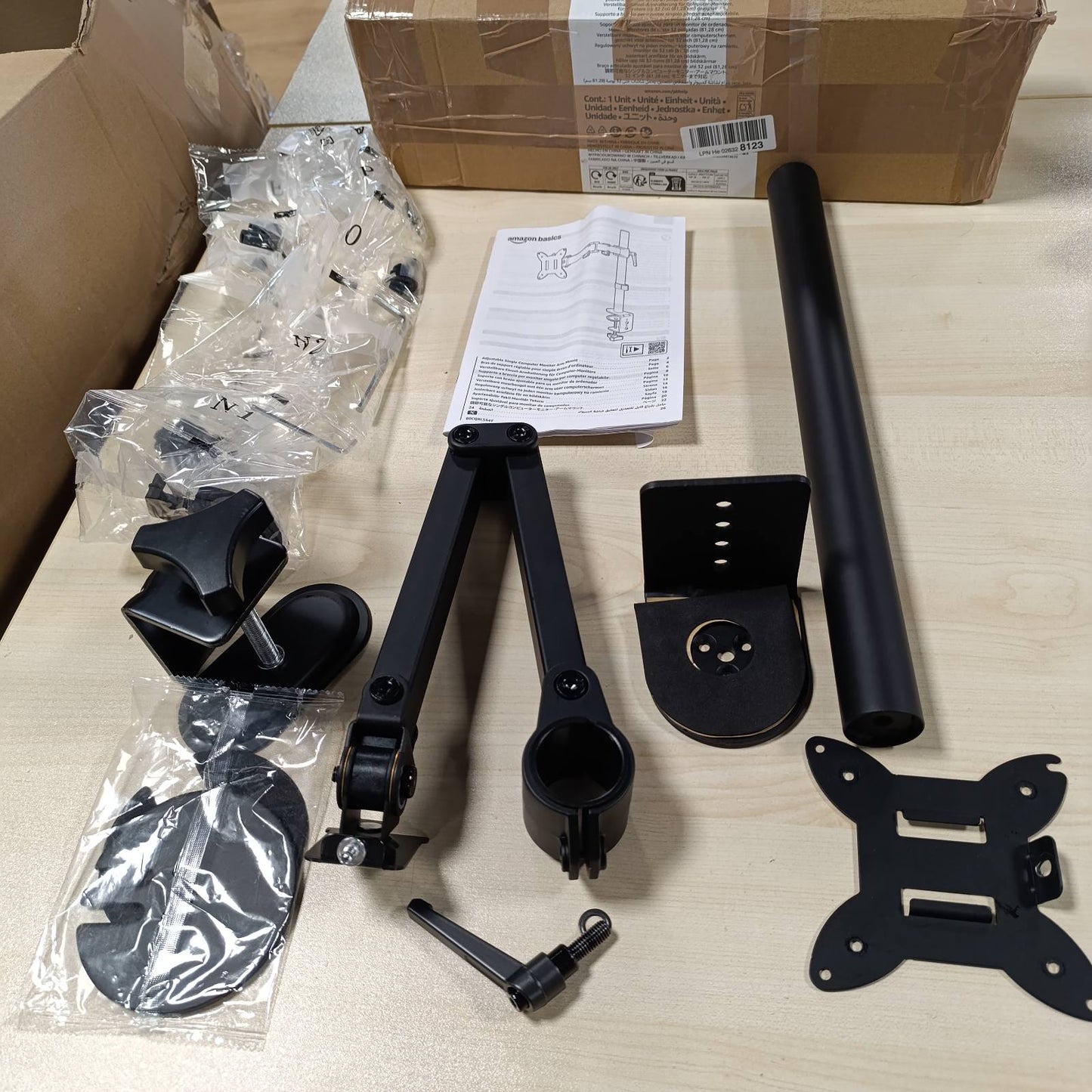 273436 - AMAZON BASICS Mbështetëse tavoline për monitor kompjuteri, e rregullueshme, për monitorë deri në 32 inç (81.3 cm), e zezë