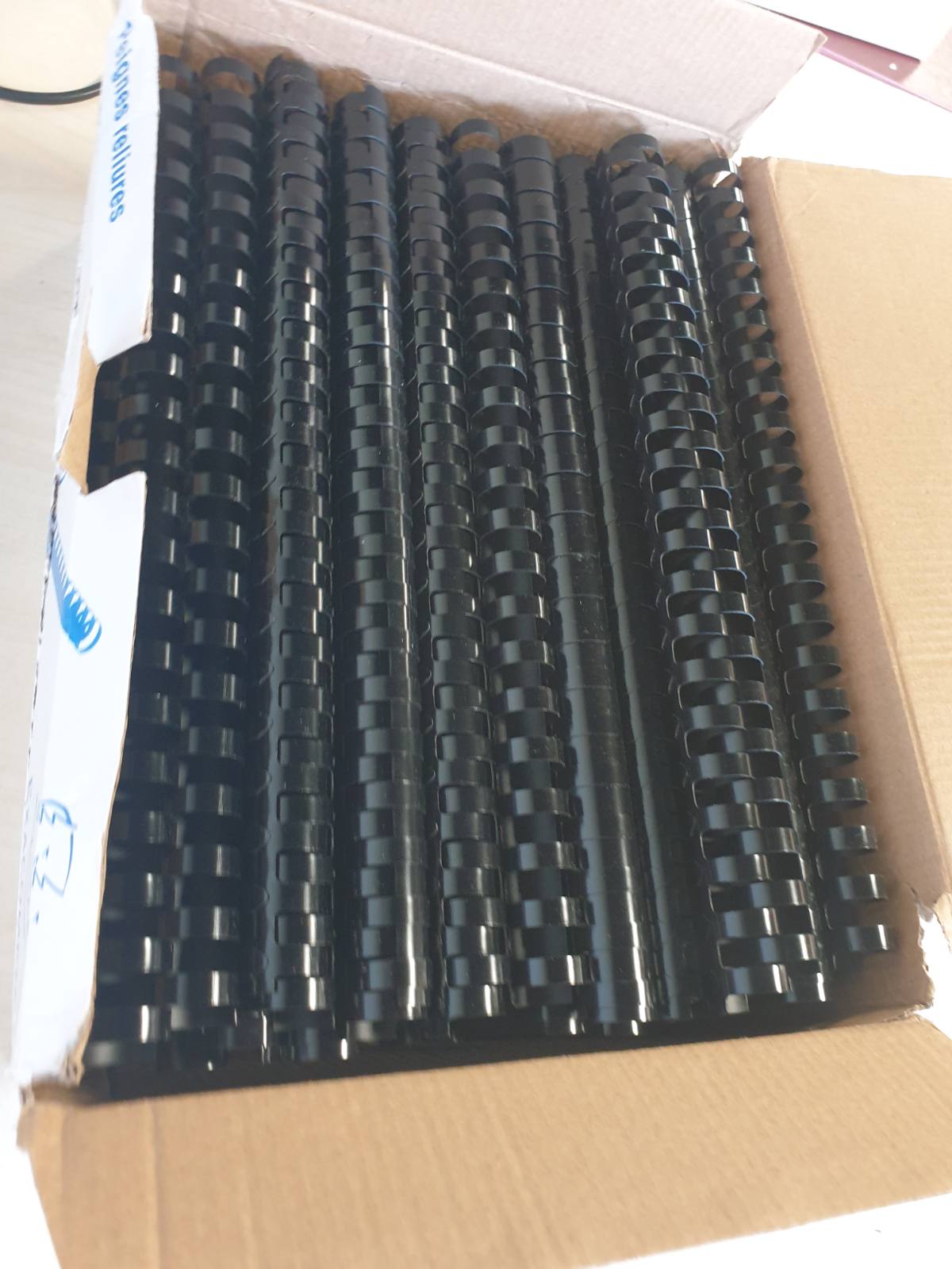 273675 - EXACOMPTA 75601E - Kuti me 100 krehëra plastikë, të zinj, 20 mm, 21x29.7 cm