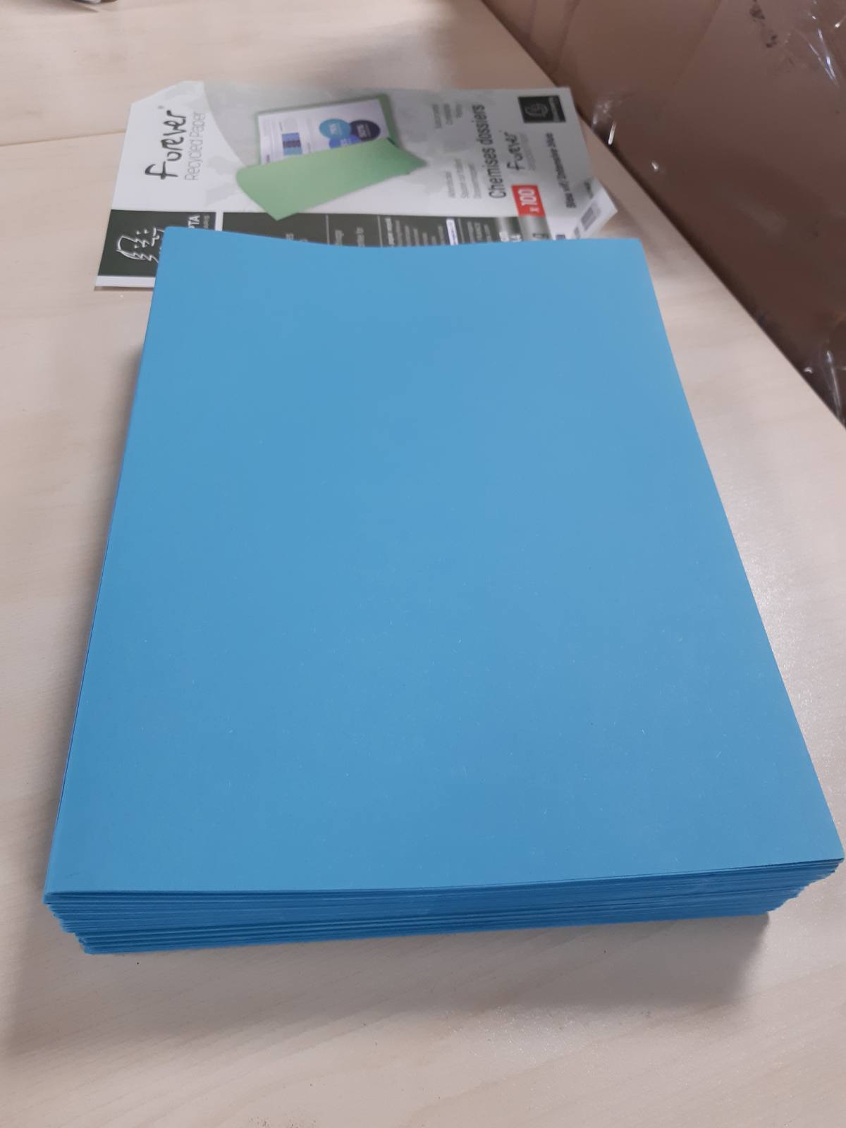 273676 - EXACOMPTA Ref. 410010E - Pako me 100 dosje të forta Forever®, 220 g/m², 100% të ricikluara, dimensionet 24 x 32 cm, ngjyrë blu e ndritshme