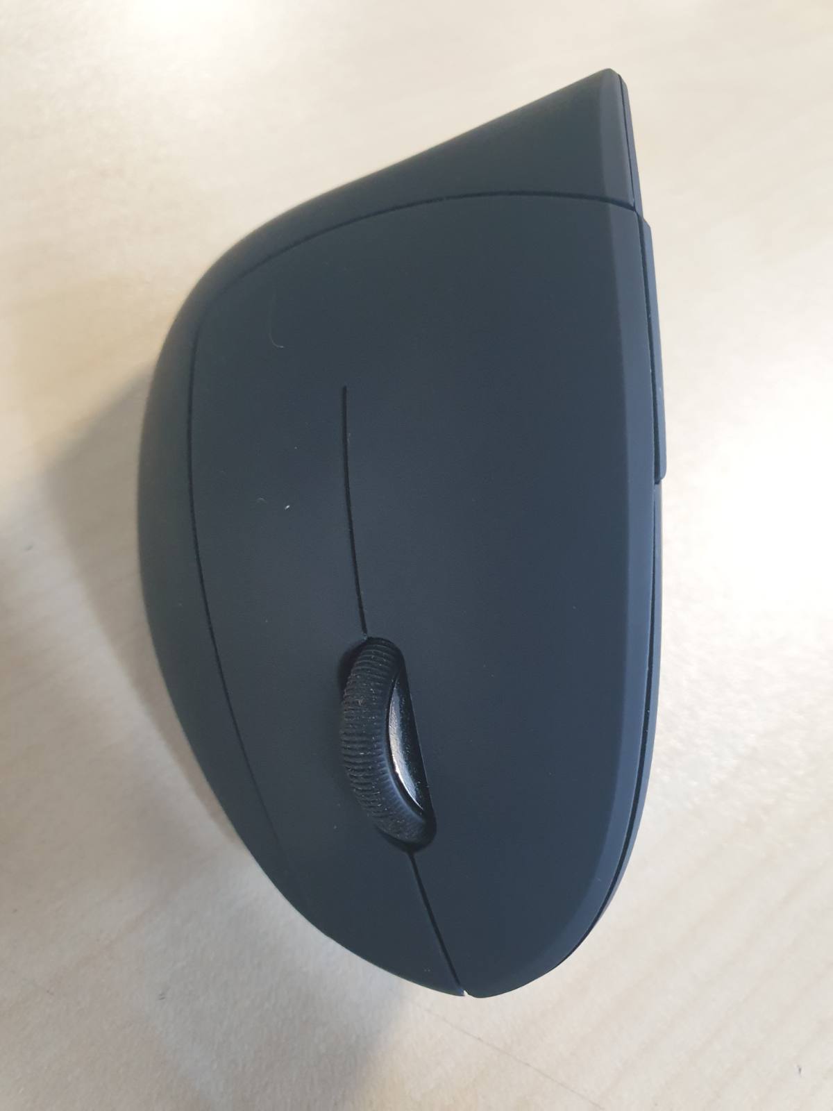 273694 - MAUS PA TEL TRUST VERTO, maus vertikal ergonomik, 800-1600 DPI, 6 butona, LED, për përdoruesit me dorën e djathtë