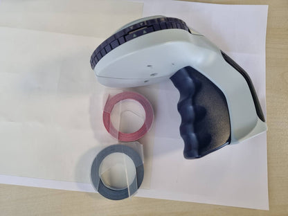273715 - DYMO Makinë ngulitjeje me 3 shirita ngulitjeje, Set fillestar për krijuesin e etiketave Omega, makinë e vogël ngulitjeje me sistem rrotullimi dhe klikimi, për shtëpi, projekte artizanale dhe hobi