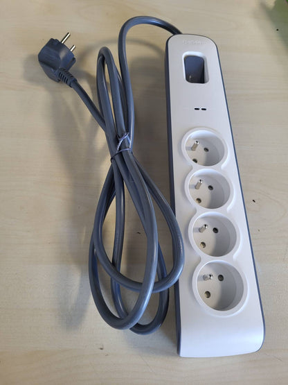 273777 - BELKIN Mbrojtës nga Mbitensionet me 4 Priza, 525 xhul, Kabllo 2m, E Bardhë