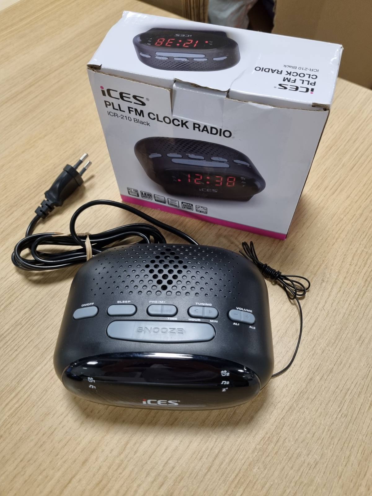 273782 - ICES ICR-210 Ora Radio, Orë me Alarm Radio me Kabllo Energjie, 2 Ora Alarmi, PLL FM, Funksion Shtytjeje, Kohëmatës Gjumi, Rezervë Energjie, Kompakte, E Zezë