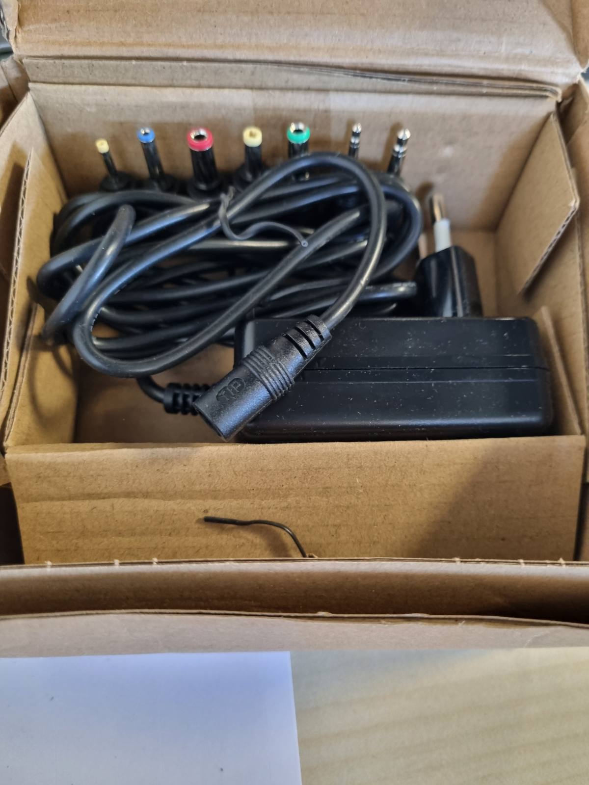273850 - AMAZON BASICS Adaptues universal i rrymës DC, 7 lidhës të lëvizshëm, 3-12 V, 6 W, polaritet i kthyeshëm, i zi