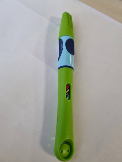 273888 - PELIKAN Stilograf griffix, për dorën e djathtë, jeshil - stilograf ergonomik për fëmijë që mësojnë të shkruajnë, stilograf shkolle me majë dhe fishek çeliku inox.