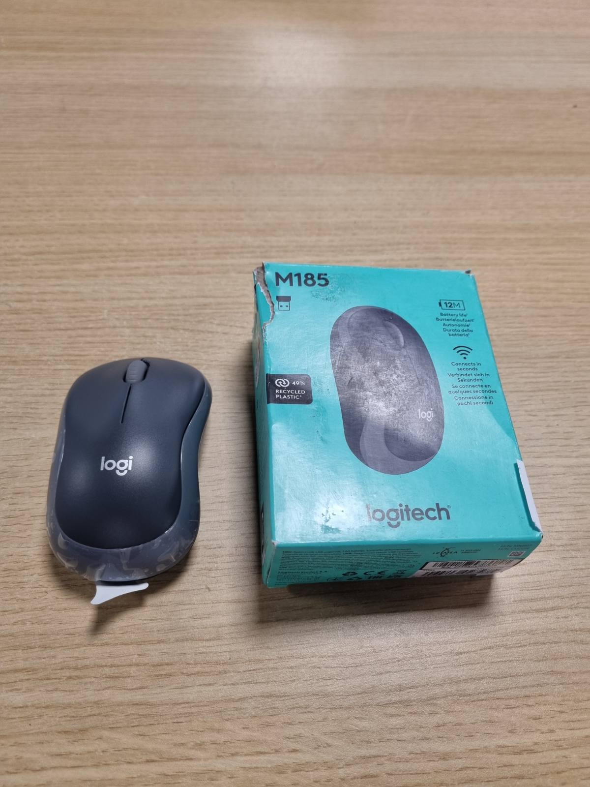 273898 - LOGITECH Maus pa tel M185, 2.4 GHz, marrës mini USB, jetëgjatësi baterie 12-mujore, rezolucion sensori 1000 DPI, ambidextrous, i pajtueshëm me PC, Mac dhe laptop, ngjyra gri/e zezë