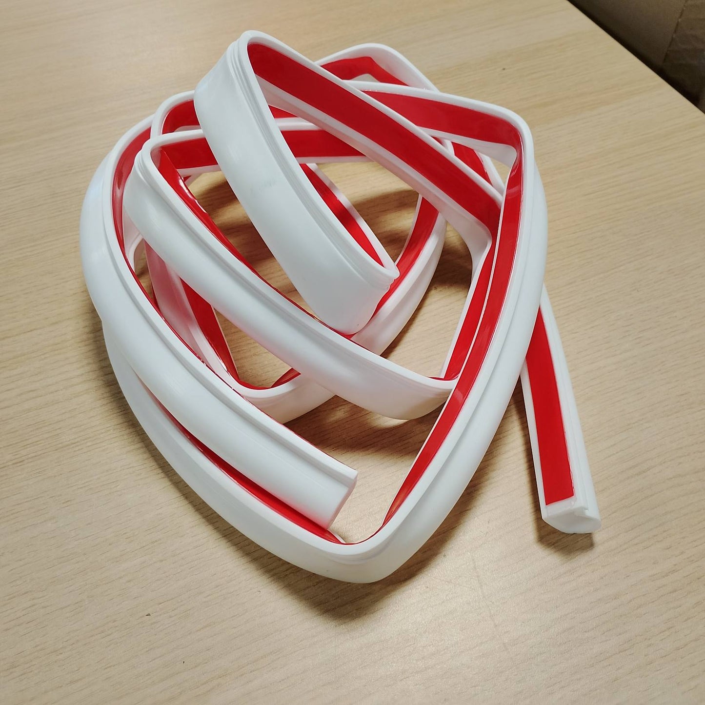 274012 - REFLYING Kanalizim Kabllosh, Mbulesë Kabllosh Muri e Bardhë Vetëngjitëse, Rrip Kabllosh Muri prej Silikoni, 20×20 mm – 3 Metra
