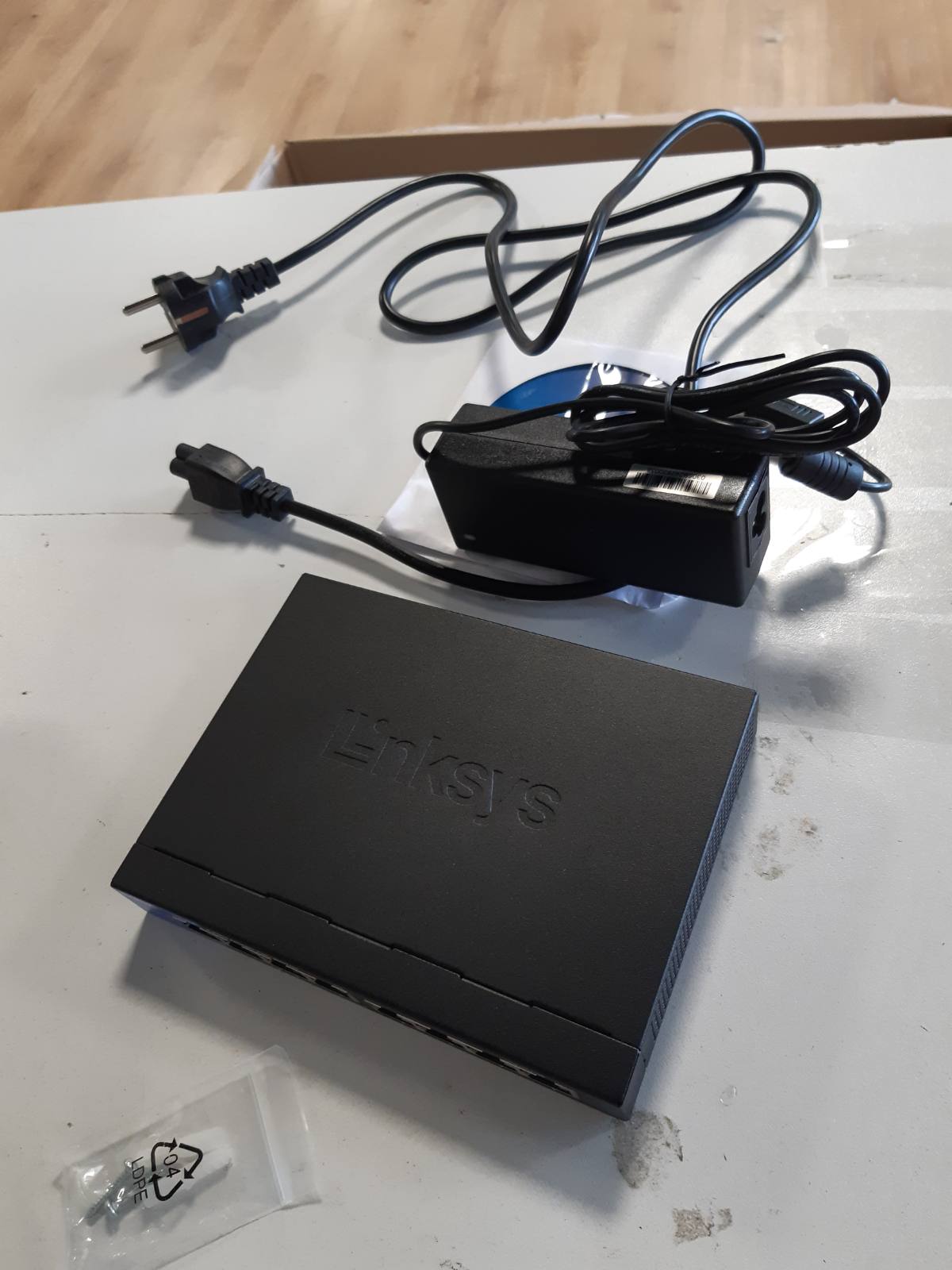 274016 - LINKSYS Ndërprerës PoE i pamenaxhuar Gigabit me 8 porta (4 PoE+), Lgs108P-Eu, deri në 1000 Mbps, për biznes, shtëpi, zyrë, mbikëqyrje IP